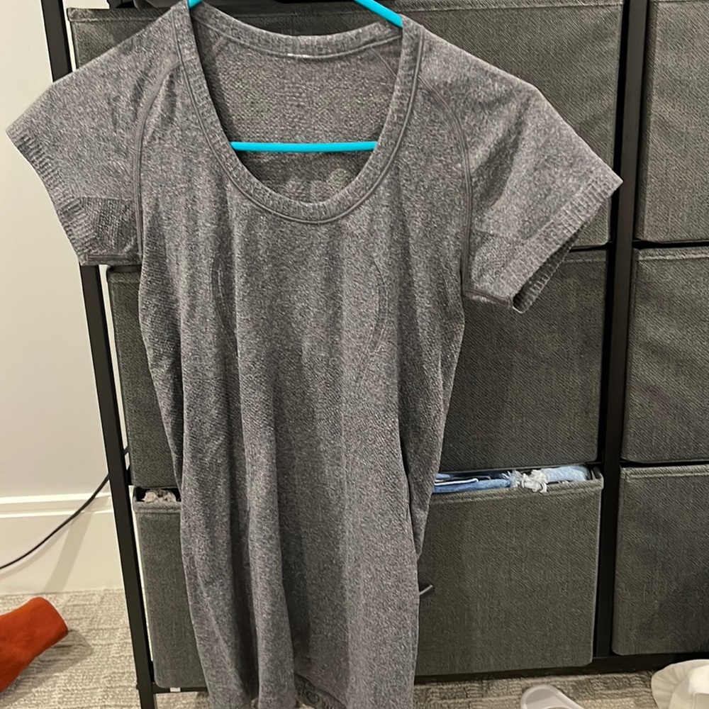 Lululemon swiftly tee  size 4
